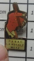 1420 Pin's Pins / Beau Et Rare / MARQUES / MAIN AVEC CIGARE TABAC LA ROYALE METZ - Informatica