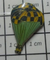 1520 Pin's Pins / Beau Et Rare / SPORTS / PARACHUTE A DAMIERS NOIRS ET JAUNES - Parachutting