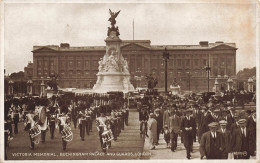 ROYAUME-UNI - Victoria Memorial - Buckingham Palace And Guards - London - Animé - Carte Postale Ancienne - Buckingham Palace