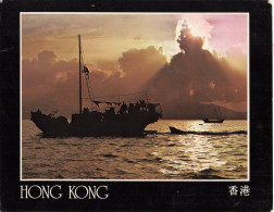[-5%] CHINE - Hong Kong - Motorised Hong Kong Fishing Junk In The West Lamma Channel - Carte Postale Grand Format Modern - China (Hong Kong)
