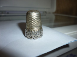 MAGNIFIQUE DE A COUDRE ARGENT ? .JOLI MOTIF . TRES JOLI DECORS . H : 29 Mm P : 4.4 Gr . D : 17 Mm - Dés à Coudre