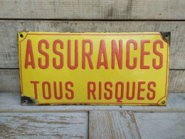 Ancienne Plaque Émaillée (Bombée) Assurances Tous Risques - Targhe Smaltate (a Partire Dal 1961)