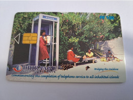 MALEDIVEN /MALDIVES / CHIPCARD/ RF 100 / PHONE BOOTH ON BEACH   **17428 ** - Maldives