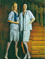 Soviet Fashion Card With The Pattern On The Backside - 2 Women In Blazer Skirt Set -  Printed 1983 - Ca. 18x14 Cm - Patrones
