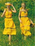 Soviet Fashion Card With The Pattern On The Backside - 2 Sexy Girls In Yellow Dresses -  Printed 1983 - Ca. 18x14 Cm - Patrones