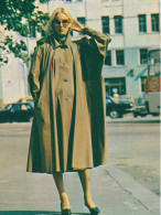 Soviet Fashion Card With The Pattern On The Backside - Woman In Brown Coat -  Printed 1983 - Ca. 18x14 Cm - Patrones