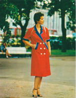 Soviet Fashion Card With The Pattern On The Backside - Woman In Red-blue Coat - Printed 1983 - Ca. 18x14 Cm - Patrones