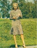 Soviet Fashion Card With The Pattern On The Backside - Woman In Yellow-brown Dress - Printed 1983 - Ca. 18x14 Cm - Patrones