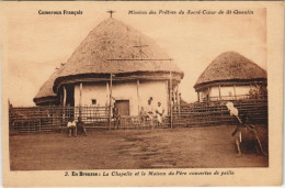 Delcampe - PC BROUSSE LA CHAPELLE ET MAISON DU PERE COUVERTES DE PAILLE CAMEROON (a27976) - Kamerun