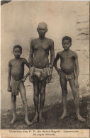 Delcampe - PC MISSIONARIES EN PAGNE D'ECORCES CAMEROON ETHNIC TYPE (a27951) - Kamerun