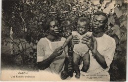 Delcampe - PC UNE FAMILLE CHRETIENNE GABON ETHNIC TYPE (a27947) - Gabun