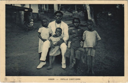 Delcampe - PC MISSIONARIES FAMILLE CHRETIENNE GABON ETHNIC TYPE (a27930) - Gabun