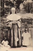 Delcampe - PC MISSIONARIES NUN AND ORPHANS GABON (a27904) - Gabun
