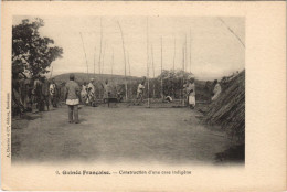Delcampe - PC CONSTRUCITON D'UNE CASE INDIGENE FRENCH GUINEE AFRICA (a25614) - Französisch-Guinea