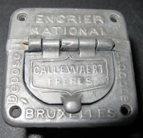 Encrier Métal / Porcelaine Avec Couvercle Pour Pupitre / Bureau D'écolier - Encrier National Callewaert Frères Bruxelles - Calamai