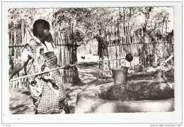 Delcampe - CSM : Madagascar : Diego Suarez : Puits En Brousse : Femme Tirant De L'Eau à Un Puits - Madagaskar