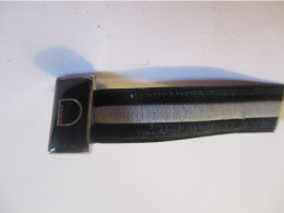 Pin's/ Lettre D = Ruban Noir & Gris/ Origine à Déterminer ?/ Deuil ?  /Vers  1980-1990    INS221 - Autres & Non Classés