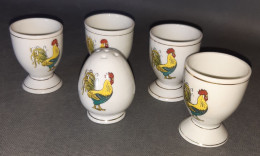 Ensemble De 4 Coquetiers En Porcelaine Avec Salière Assortie. Décor Coq. État Comme Neuf. - Egg Cups