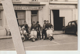Delcampe - Un Groupe De Jeunes En Scooter Devant L'Hôtel Du Parc Et Le Relais De Chatillon à Localiser ( 9 Cm X 6 Cm ) - Anonymous Persons