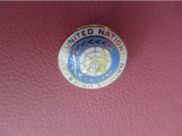 Insigne De Boutonnière à Molette/Organisation Internationale/O.N.U./United Nations/ Fin XXéme      INS320 - Autres & Non Classés
