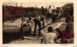 ZAMBIA. ZAMBEZE. MISSION DE PARIS. Construction De La NALIKUANDA Barque Royale - Sambia