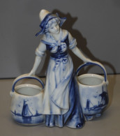 - BELLE SALIERE POIVRIERE PORCELAINE De DELFT JEUNE FEMME  PORTANT 2 SEAUX    E - Delft (NLD)