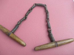 Militaria  / Menottes Anciennes / Gendarmerie/  Métal Et Bois / Fin Dix-neuvième           OBJ171 - Police