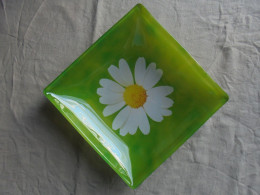 Vintage - Assiette Carré En Verre épais Décor Marguerite - Schalen Und Tabletts