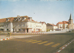 Delcampe - 88. BROUVELIEURES. CPSM. LE CENTRE ET L'HOTEL DE VILLE . " HOTEL DOSSMANN " FACADEET TERRASSE. ANNEE 1981 - Brouvelieures