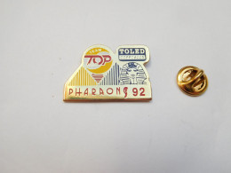 Delcampe - Beau Pin's , Auto , Rallye Des Pharaons 92 , Team Top Music , TOLED Diffusion - Rallye