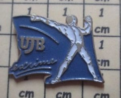 1319 Pin's Pins / Beau Et Rare / SPORTS / CLUB ESCRIME UJB FLEURET SABRE EPEE - Schermen
