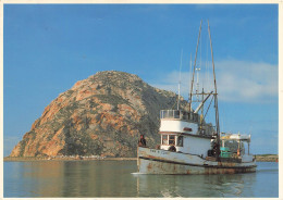 [-5%] TRANSPORTS - SBS-168 - Morro Bay Scene - A Fishing Boat Returns Past An Ancient Landfall  - Carte Postale Ancienne - Visvangst