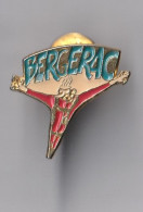 PIN'S THEME SPORT PARACHUTISME CLUB DE BERGERAC EN DORDOGNE VARIANTE COULEUR ROUGE - Parachutting