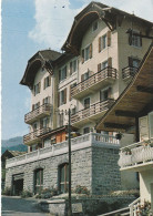 Delcampe - 74. SAMOENS. CPSM.  HOTEL "  BELLEVUE. " .VUE EXTERIEURE. LA FACADE. ET TERRASSE. ARCHITECTURE. + TEXTE - Samoëns