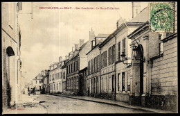 Delcampe - CPA 76 NEUFCHATEL-en-BRAY - Rue Cauchoise - La Sous-Préfecture ° Buron éditeur - Neufchâtel En Bray