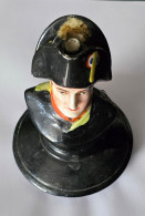 Encrier Ancien Porcelaine Représentant NAPOLEON BONAPARTE Entrée Réservoir A Encre & Porte Support Plume Dans Le Bicorne - Calamai