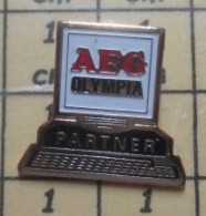 1321  Pin's Pins / Beau Et Rare / INFORMATIQUE / MICRO-ORDINATEUR AEG OLYMPIA PARTNER - Informatica