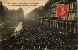 Delcampe - CPA PARIS 1e Rue De Rivoli Un Jour De Fete (574384) - Paris (01)
