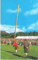 TOSSING THE CABER, DUNBARTON, SCOTLAND. Circa 1980 USED POSTCARD Ap3 - Dunbartonshire