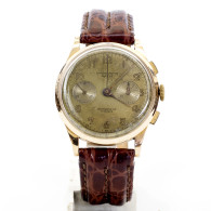 01888 CHRONOGRAPHE SUISSE. Chronograph Wrist Watch. 18k Gold. Ca. 1950 - Clocks