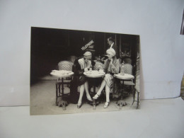 Delcampe - MAURICE BRANGER FEMMES A UNE TERRASSE DE CAFE VERS 1925 NOUVELLESIMAGES SA ROGER VIOLLET 2007 CPM - Cafés