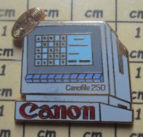 3317 Pin's Pins / Beau Et Rare / INFORMATIQUE / CANON CANOFILE 250 LECTEUR DE FICHES Par DRAGO - Informatica