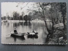 Delcampe - CP 61 Orne  FLERS  -  Barque Et PEDALO  Sur Le Grand étang Du Château 1956 - Flers