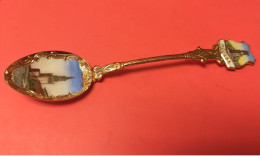 CUILLERE 13,2 Cm En  Métal - MOSCOU RUSSIE - Löffel