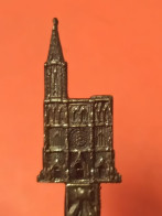 CUILLERE VINTAGE 11 Cm En Métal Argenté - FRANCE REGION ALSACE STRASBOURG - Fabricant JM - Löffel