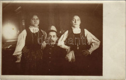 ** T2/T3 Magyar Katona Népviseletbe öltözött Nőkkel / Hungarian Military And Folklore, Soldier. Photo (EK) - Unclassified