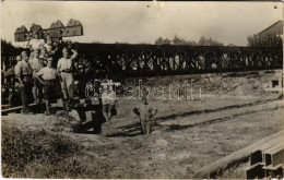 * T4 Katonák Hídépítés Közben / Military, Bridge Building Soldiers. Photo (lyukak / Pinholes) - Unclassified