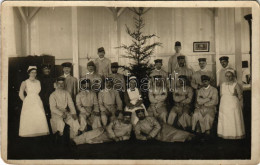 T4 1915 Wschowa, Fraustadt; Osztrák-magyar Katonák és Német Matrózok Csoportja Vöröskeresztes Nővérekkel és Karácsonyfáv - Unclassified