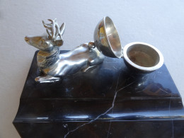 Nécessaire De Bureau En Marbre Et Bronze - Encrier Et Cerf - Partie Incurvée Permettant D'accueillir Un Porte-plume - Calamai