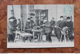 PITHIVIERS (45) - UN COIN DE L'ATELIER DES ARTS-ET-METIERS DE L'ECOLE SAINT-GREGOIRE - Pithiviers